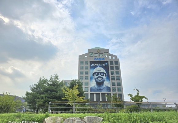 시화국가공단 내에 걸려있는익살스러운 광고 모습(사진=김호선기자)