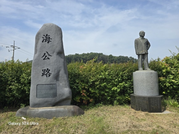 사마루(서하리)에 생가 입구에 있는 해공 신익희선생 동상(사진=김호선기자)