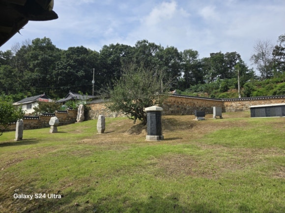 선생의 각종 어록을 기록한 안채 뒤에 조성된 시비 모습(사진=김호선기자)