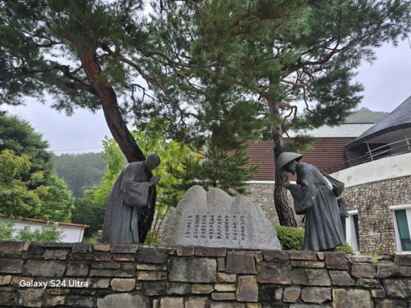 방랑하면서 만났던 수많은 지인 중 난고와 스님의 모습(사진=김호선기자)