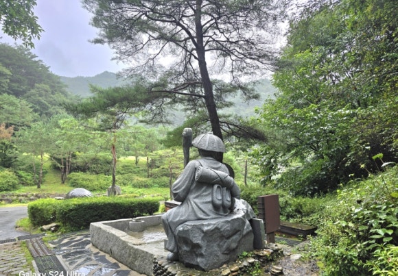 생전의 방랑시인으로 착각하게 하는 난고의 봇짐을 맨 뒷모습(사진=김호선기자)