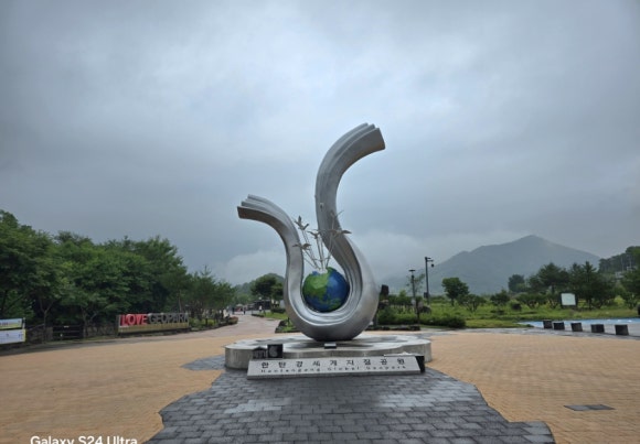 한탄강지질공원 입구의 있는 상징탑 모습(사진=김호선기자)