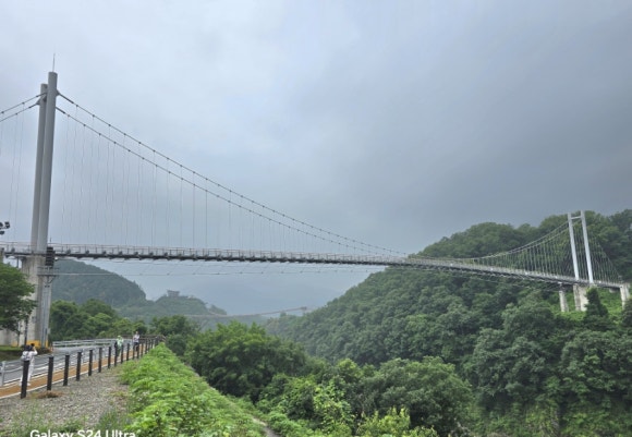 한탄강지질공원에 있는 웅장한 하늘다리 모습(사진=김호선기자)