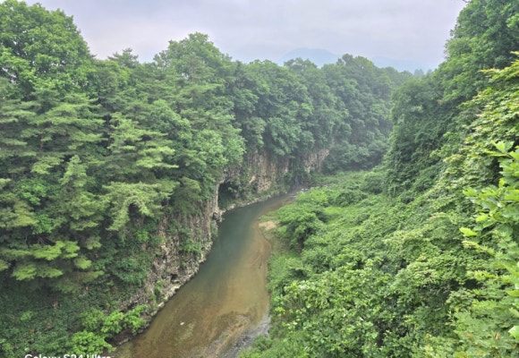 한탄강 주상절리 절벽에 보이는 하식동굴 모습(사진=김호선기자)