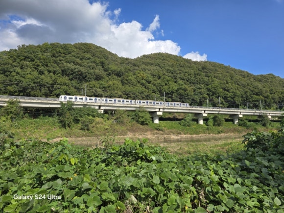 달리는 경강선 전철 모습(사진=김호선기자)