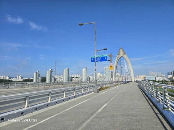 금강의 낙조가 더욱 아름답다는 돛단배 모습의 한두리교(사진=김호선기자)
