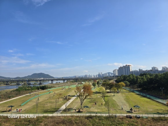 한두리교에서 내려다 보는 세종시 금강체육공원 모습(사진=김호선기자)