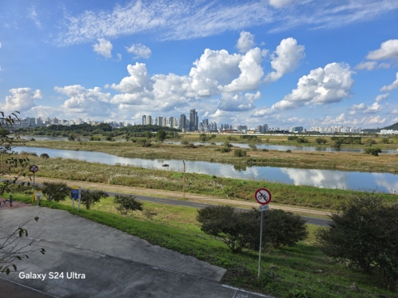 세종시 중심을 흐르는 비단강 금강의 모습(사진=김호선기자)