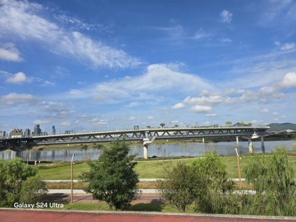 세종 금강에 조성된 원통형의 이음다리 모습(사진=김호선기자)