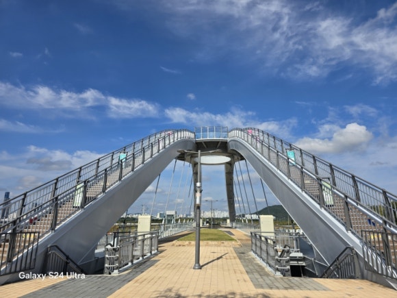 이음다리 전망대에 오르면 금강과 세종시 일부가 한폭의 동양화(사진=김호선기자)
