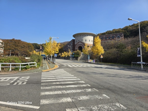 대학의  건물들은 고풍스럽고 독특한 특색이 있는 분위기 모습(사진=김호선기자)