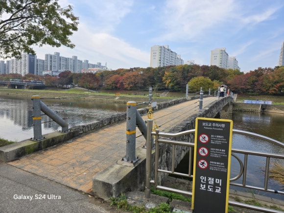 대도시 하천으로 많은 차도와 인도교 중 이름이 명품인 인절미 인도교(사진=김호선기자)