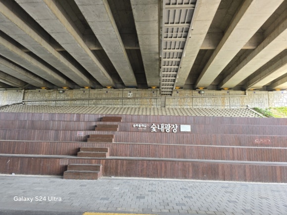 탄천을 숲과 관련된 전설이 있는 숯내교와 숯내광장(사진=김호선기자)