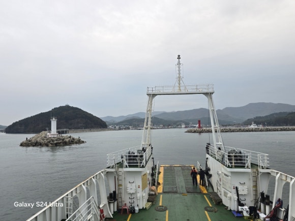 격포항에도 항구의 서정을 상징하는 붉은 색과 하얀 색 등대 모습(사진=김호선기자)