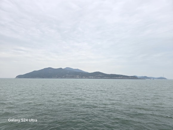 뱃전에서 바라보는 위도 모습(사진=김호선기자)