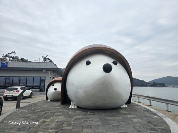 파장금 항구에 있는 고슴도치 조형물(사진=김호선기자)