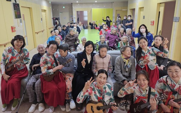 지난 20일 한국관광문화예술협회, (사)한국여성문화생활회, 나눔문화예술협회는 인천 서구 소재 드림숲요양원에서 어르신들을 위한 작은 음악회를 개최했다.(사진=한국관광문화예술협회)