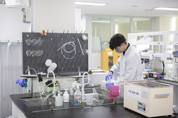 연구 실험 중 (사진 = 인천환경공단)
