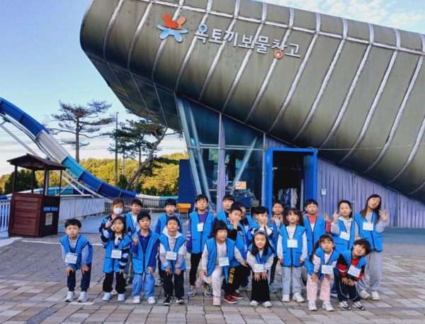 '특화돌봄센터가 현장 중심 체험학습 프로그램' 체험 기념 사진촬영 (사진 = 김포시)