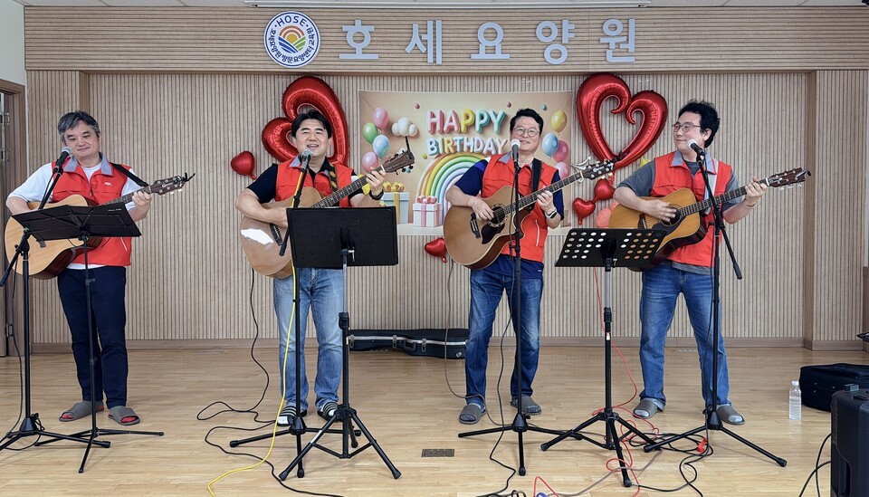 19일 ABL생명 기타동호회 '피크타임'이 호세요양원에서 자선공연을 펼치고 있다.(사진=호세요양원)